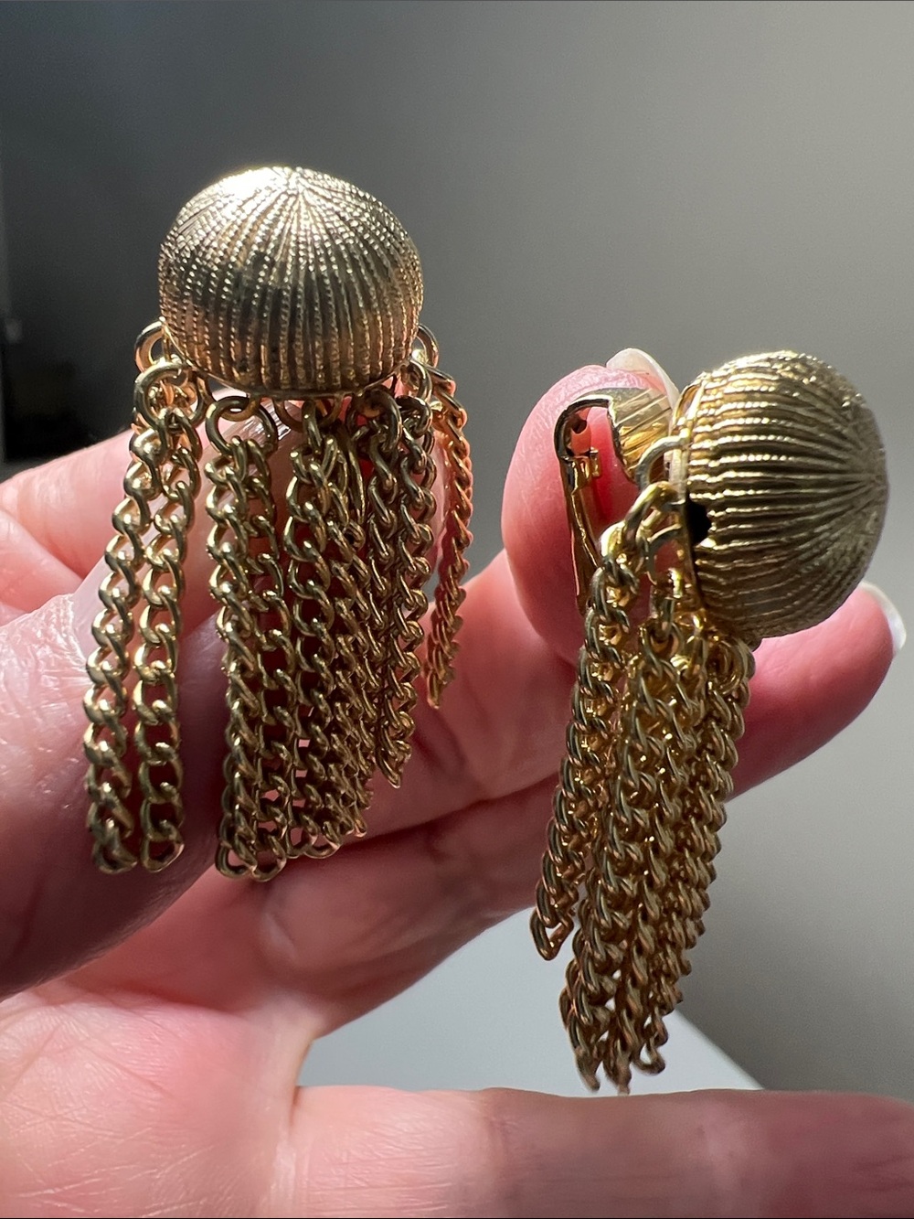 Golden Chain Tassel Dome Clip-On Earrings - Vintage - Picture 4 of 13